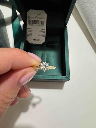 Золотое кольцо с бриллиантом