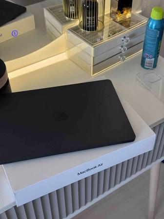 Продам Macbook Air 13.6-inch M2