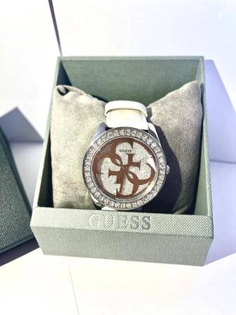 Часы Guess, белые. Новые