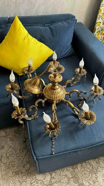 Продам люстру 8 рожковую