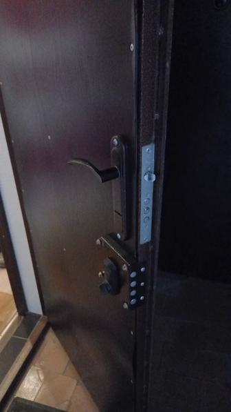 Продам металическую дверь