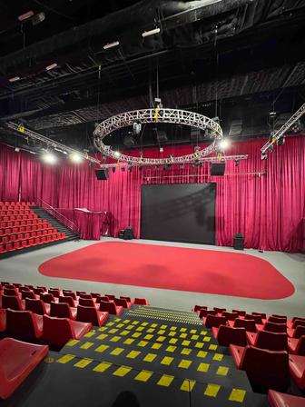 В связи с закрытием театра продам огнеупорные шторы в отличном состоянии