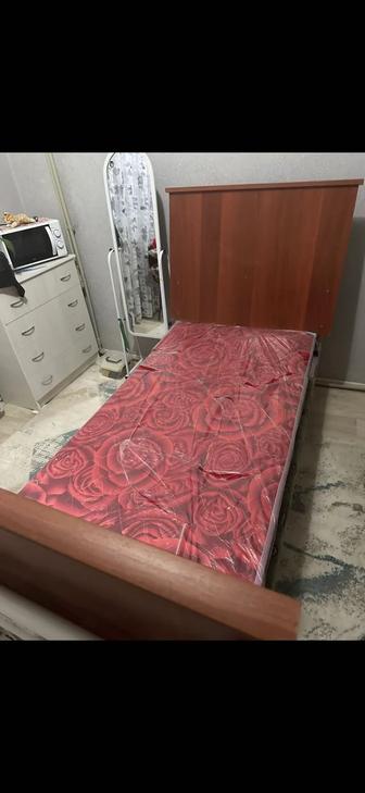 Продаю кровать с матрасом