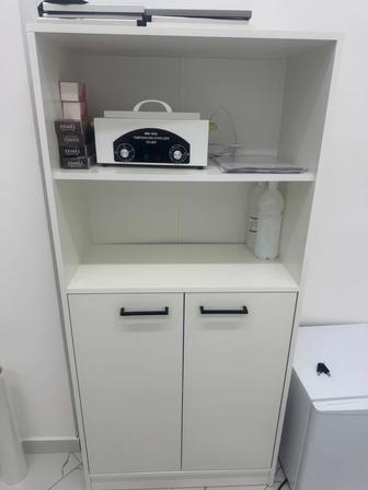 Шкаф-стеллаж с полками и дверцами