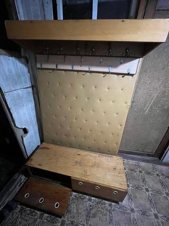 Продам прихожей с ящиком с зеркалом и вешалками