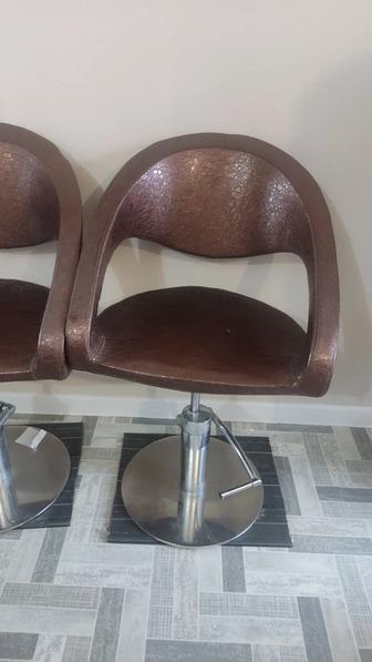 Продам ресепшн и парикмахерское кресло.