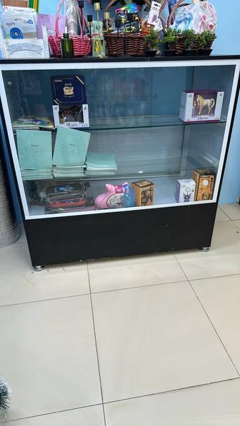 Продаю холодильную витрину