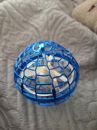 Синий летающий шар