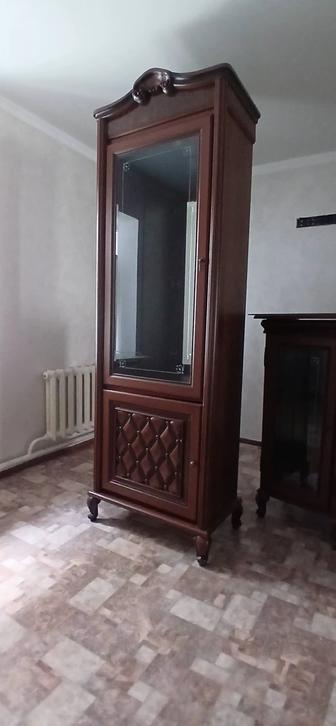 Комод с зеркалом и витрина