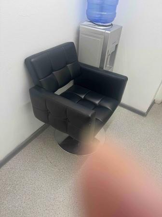 Продам парикмахерское кресло