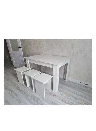 Стол и 4 табуретки