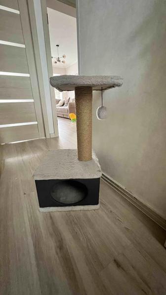 Кошачий домик с когтедралкой