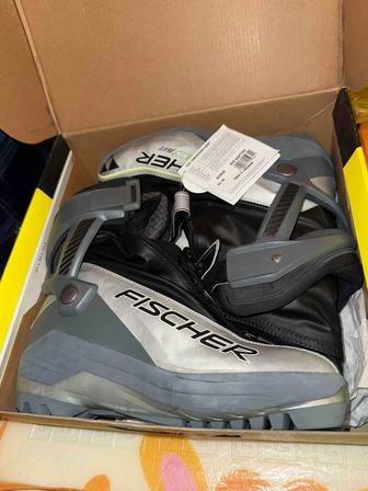 Ботинки и палки для лыж