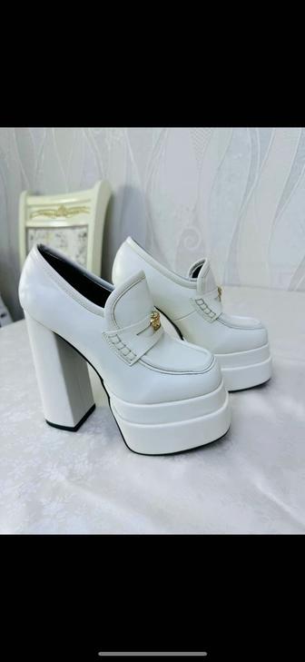 Продам белые туфли