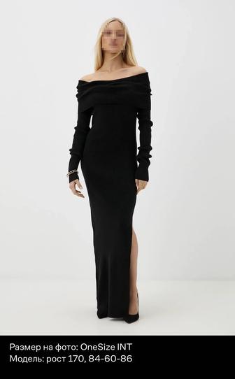 Платье с открытыми плечами и вырезом на ноге