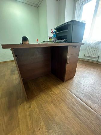 Офисный стол и тумбочка