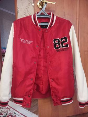 Куртка бомбер, джинсы на парня (подростка)