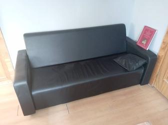 Продам кожаный диван.