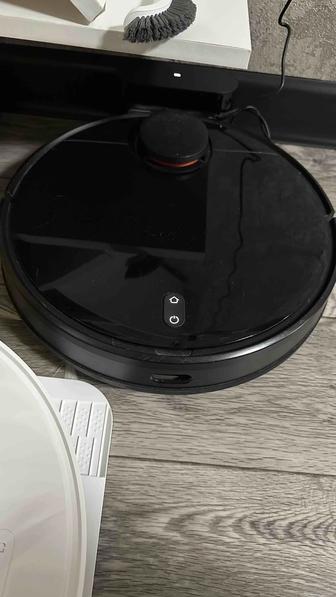 Продаю б/у Робот-пылесос Xiaomi Mi Robot Vacuum-Mop P