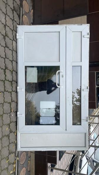 Продам пластиковую дверь