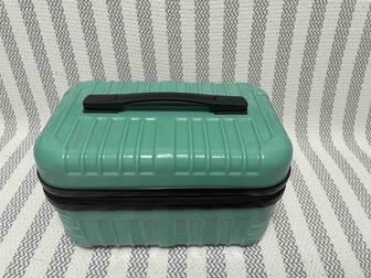 Косметичка и чемодан