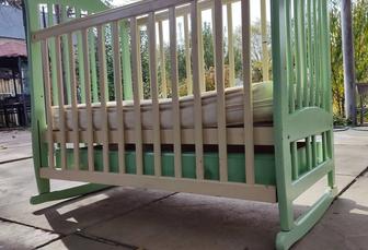 Кроватка-манеж с маятником