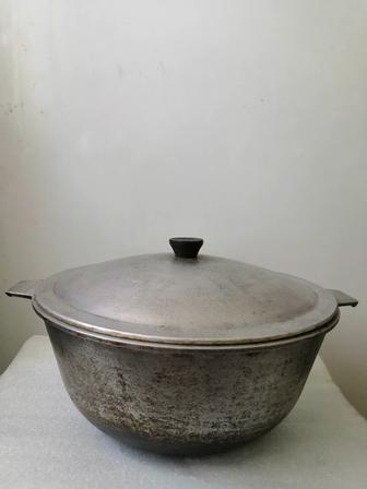 ПРОДАМ ВЫГОДНО казан, средний, (3л), 24х14х11 см, чугун, советский, бу