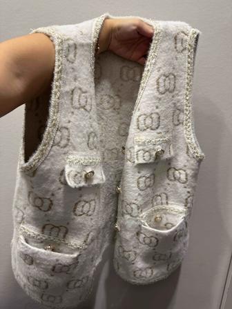 Теплая жилетка