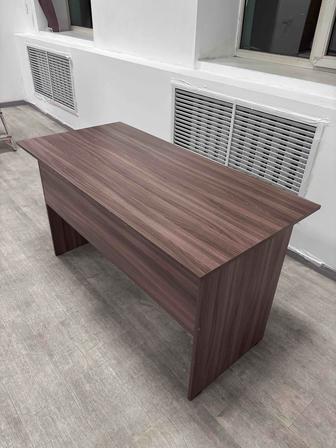 Продам офисный стол и стулья.