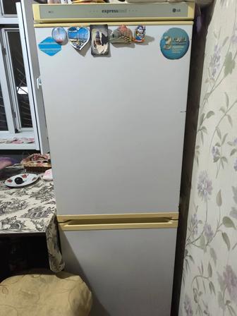 Продаю холодильник