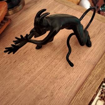 Продам чугунную статуэтку