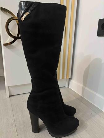 Зимние замшевые сапоги на каблуке