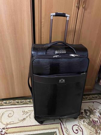 Продам большой чемодан