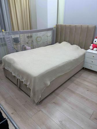 Продаю кровать с подъемным механизмом и матрасом