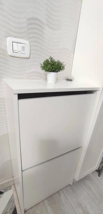 Продается компактная, милая галошница, обувница.