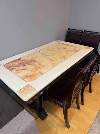 Обеденный стол и стулья