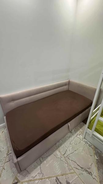 Продам тахту пудрового цвета