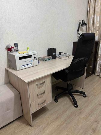 Продам рабочий стол, офисный стул и настольную лампу
