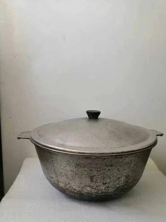 ПРОДАМ ДЁШЕВО КАЗАНЬ. Из чугуна, средний, 3л, 24х14х11 см, советский, бу