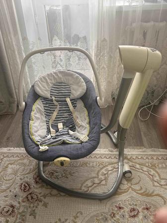 Продам электрокачелю Joie