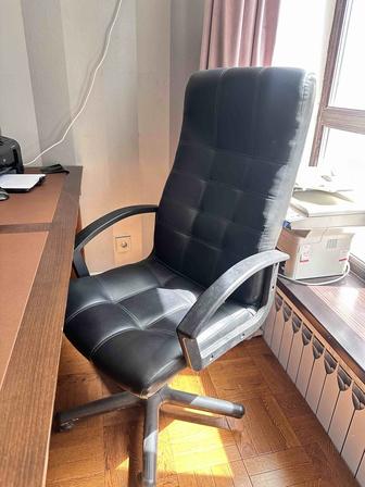 Продается кожаное кресло на колесах
