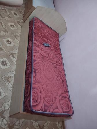 Кровать с матрасом