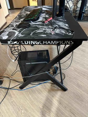 Продается компьютерный игровой стол