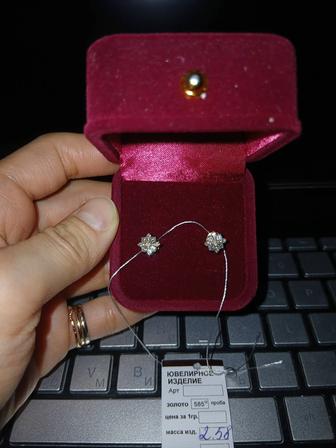 Пусеты из желтого золота с бриллиантами.