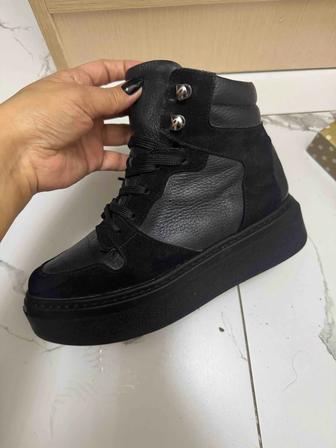 Продам кроссовки зима натуралка