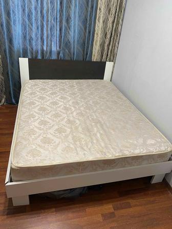 Продам кровать двуспальный с матрасом