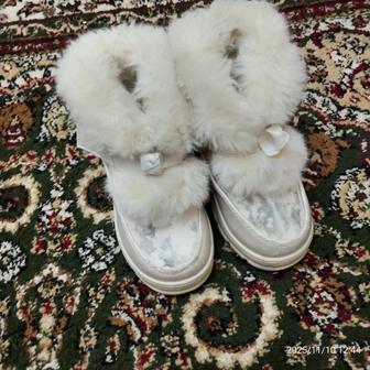 В идеальном состоянии сапоги для девочки