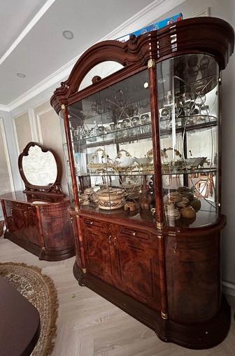 Продам итальянскую мебель для гостиной(шкаф, комод, стол, стулья)