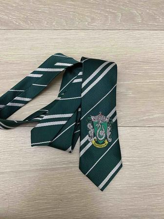 Галстук школы Slytherin, Гарри Поттер