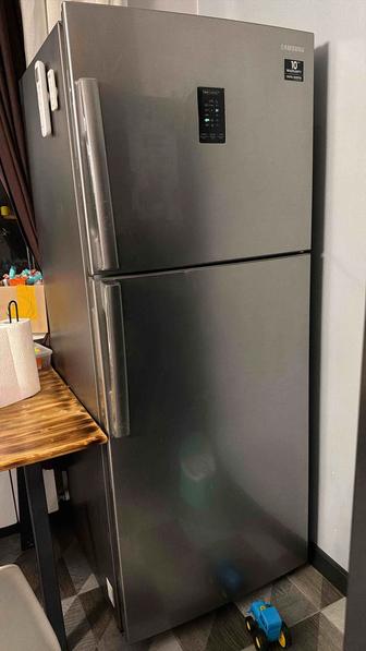 Продается двухкамерный холодильник Samsung в хорошем состоянии.